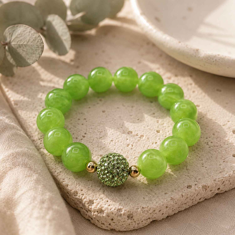 Preview: Armband Green Harmony – 15 mm Resinperlen mit Peridot Kristallkugel und vergoldeten Hämatitperlen