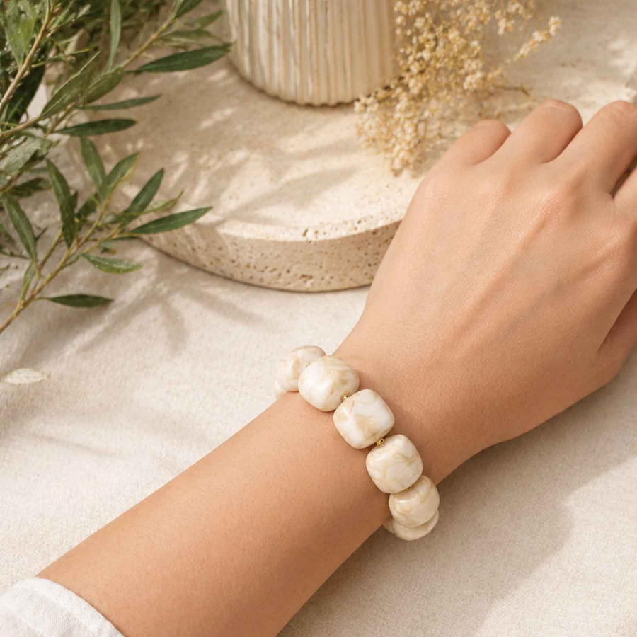 Preview: Armband Mora Beige-Marmor – Elastisches Armband mit marmorierten Würfelperlen