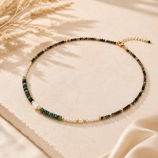 Kette Indica mit afrikanischem Türkis und Süßwasserperlen – vergoldeter Edelstahl