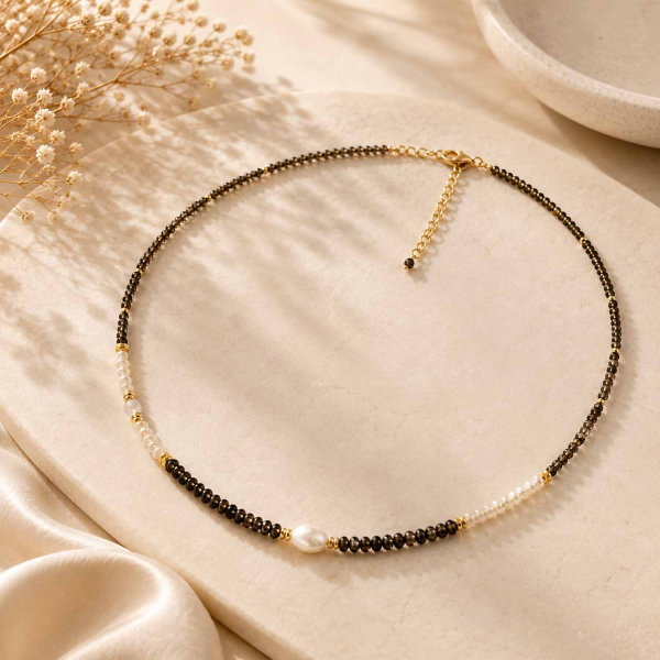 Kette Indica mit Obsidian und Süßwasserperlen – vergoldeter Edelstahl