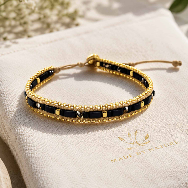 Armband Daya mit Onyx – Edelstahl, vergoldeter Hämatit & gewachste Baumwolle
