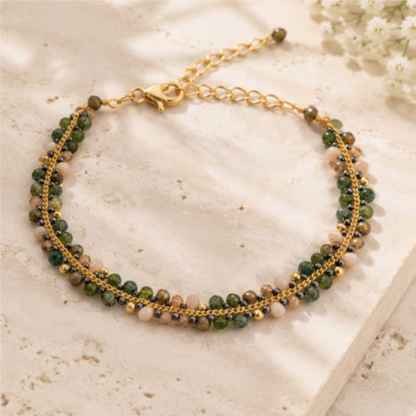 Armband Mayari – Edelstahl mit Glasperlen in Grün- und Naturtönen